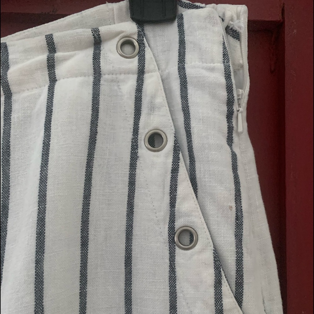 Chico’s!!! Great pants the side clasp is missing. - Picture 2 of 8